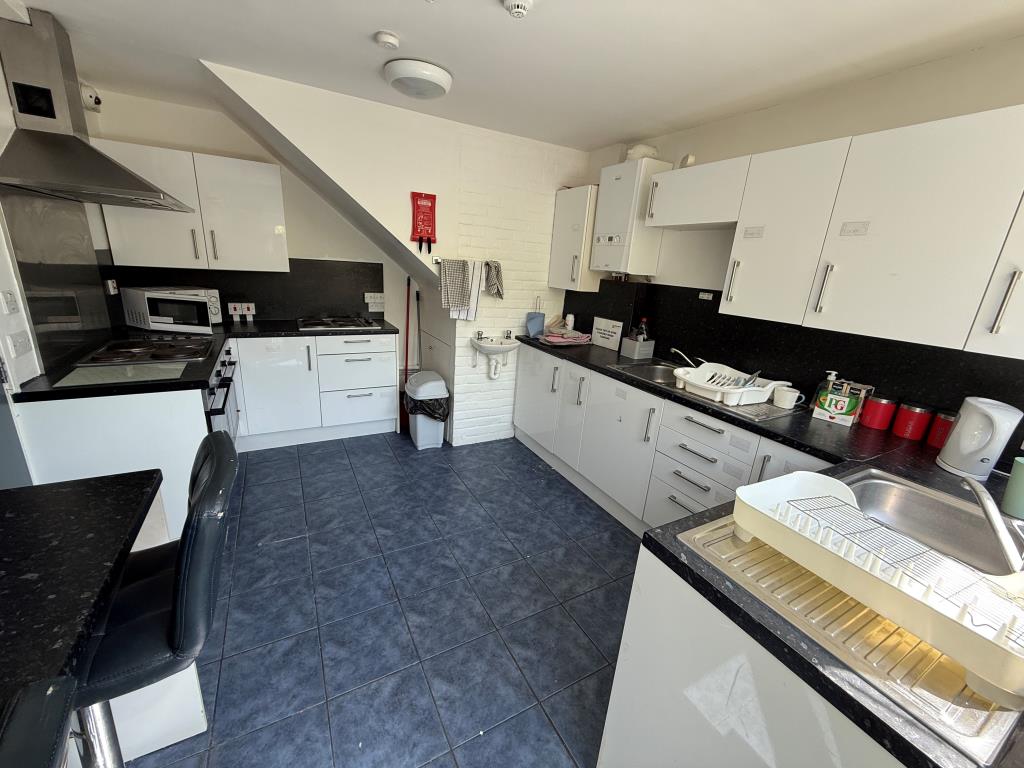 Lot: 82 - FORMER GUEST HOUSE - Kitchen